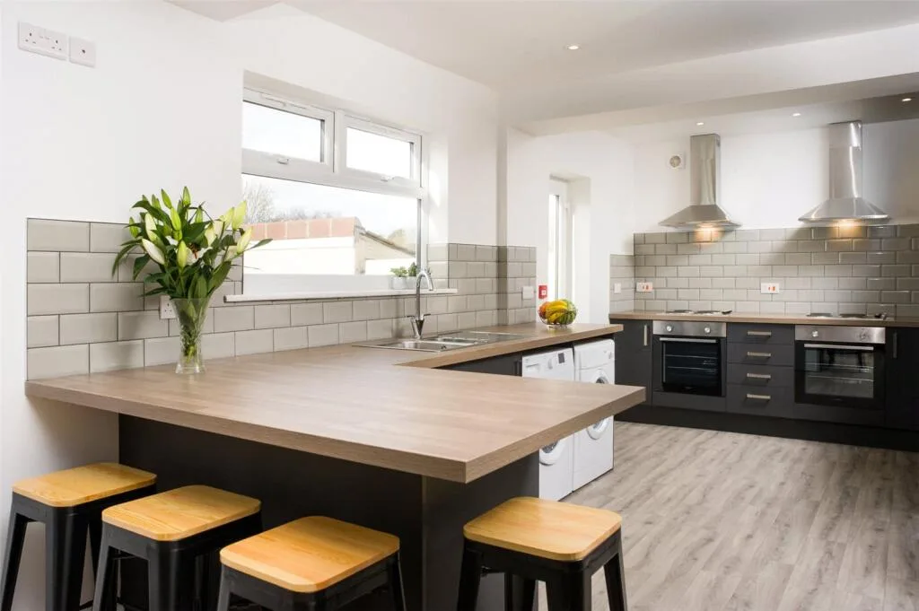 6 bedroom semi-detached house for rent