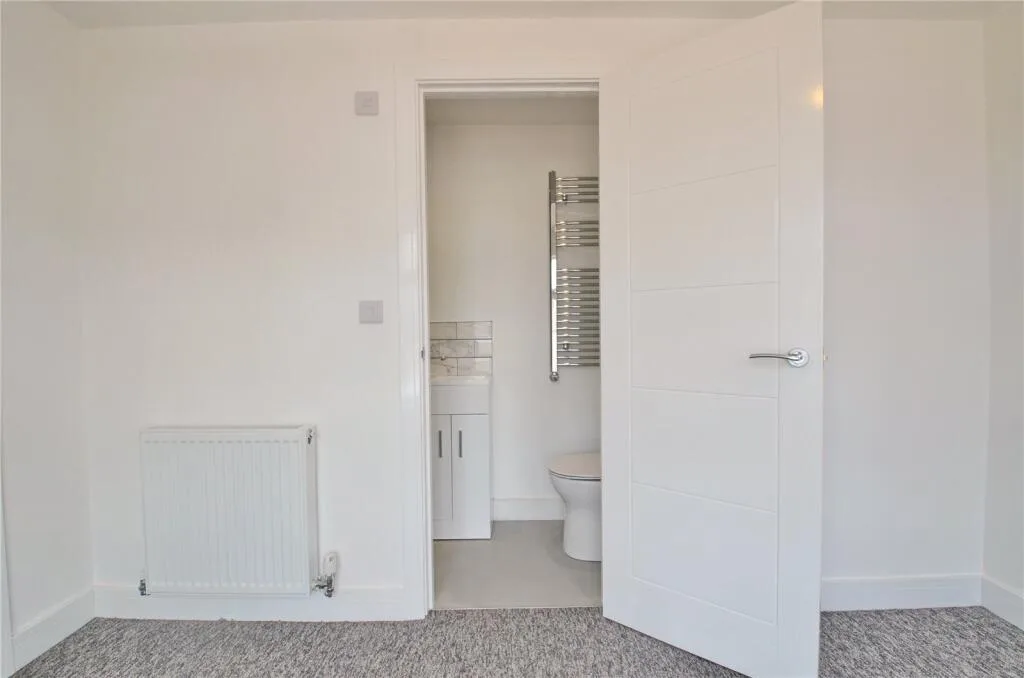 6 bedroom semi-detached house for rent