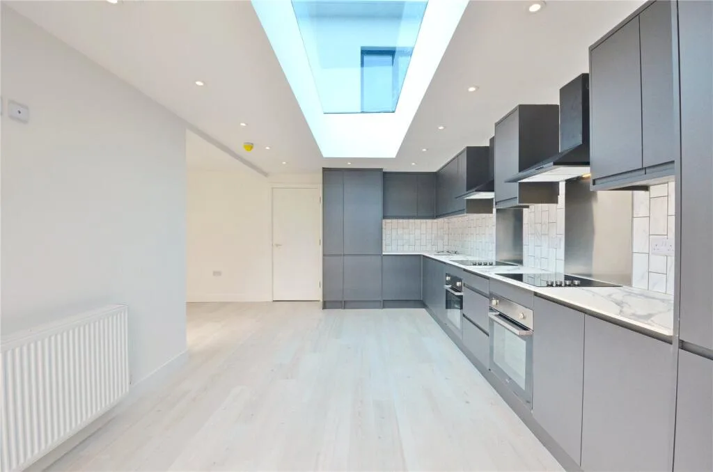 6 bedroom semi-detached house for rent