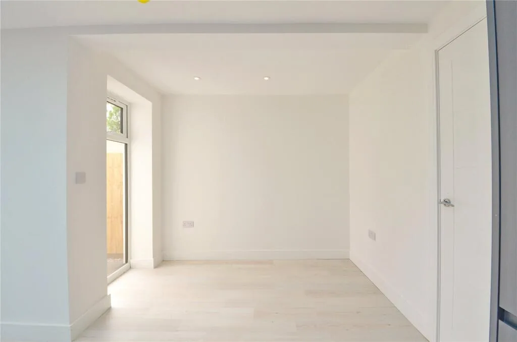 6 bedroom semi-detached house for rent