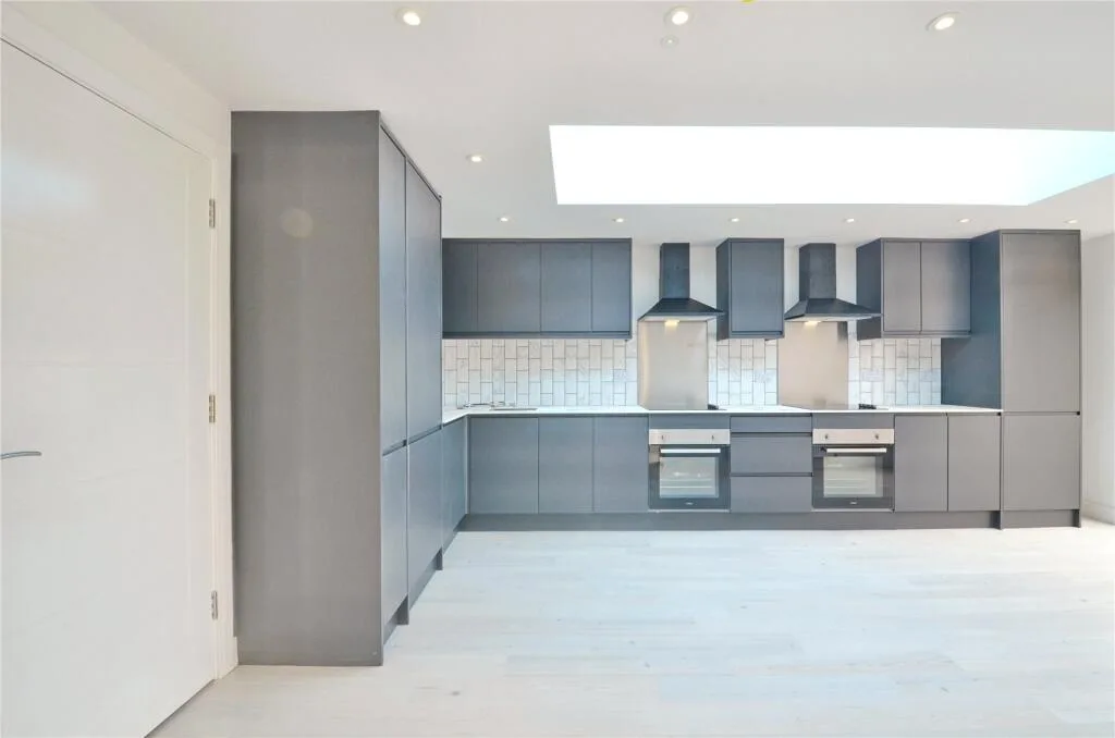 6 bedroom semi-detached house for rent