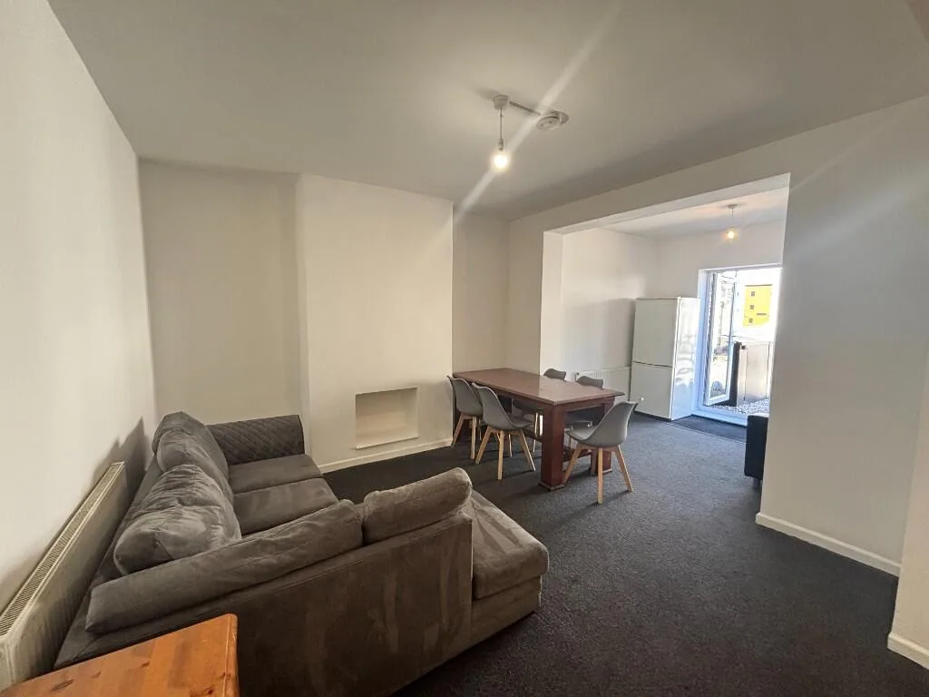 6 bedroom house for rent