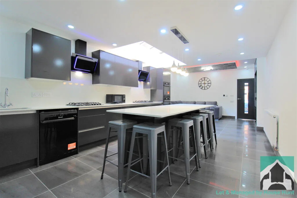 8 bedroom terraced house for rent
