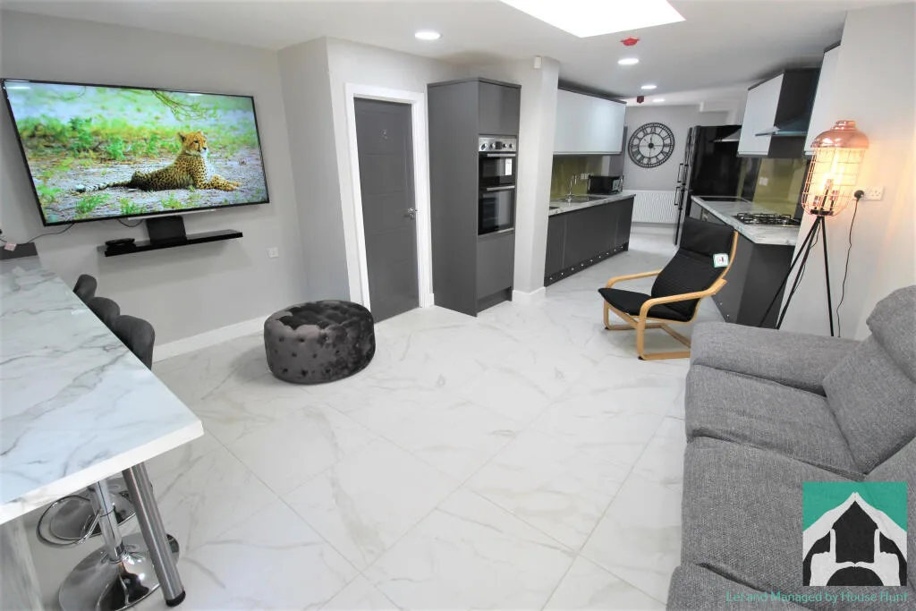 8 bedroom house for rent