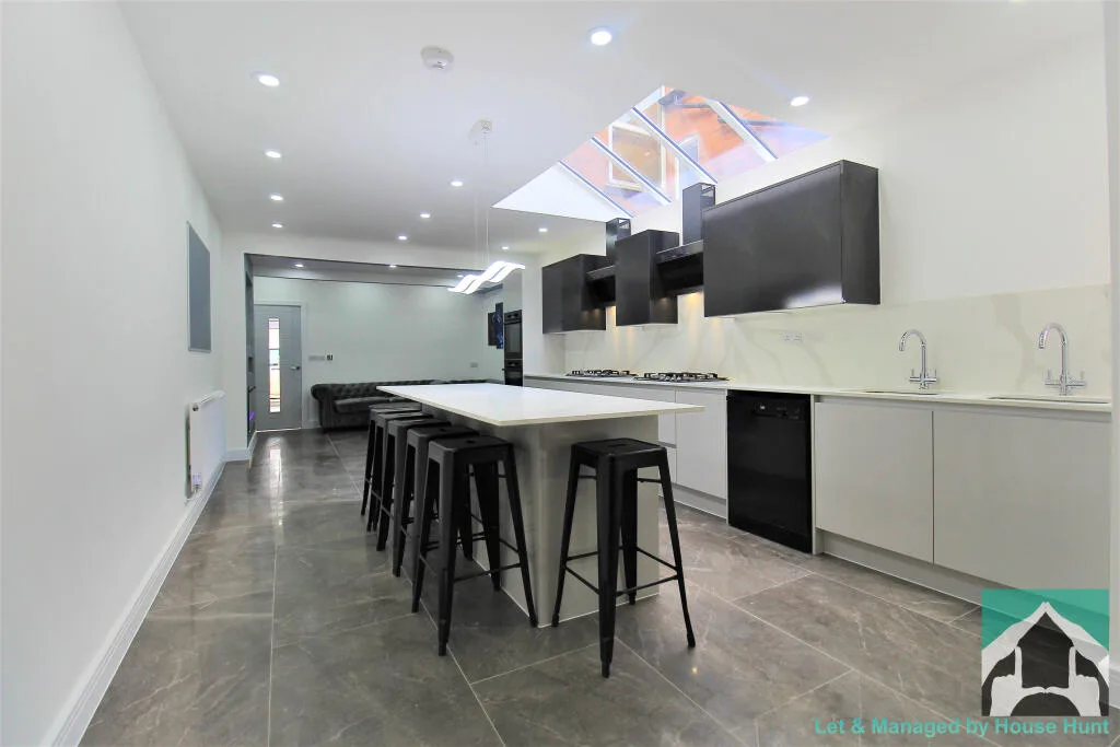 8 bedroom terraced house for rent