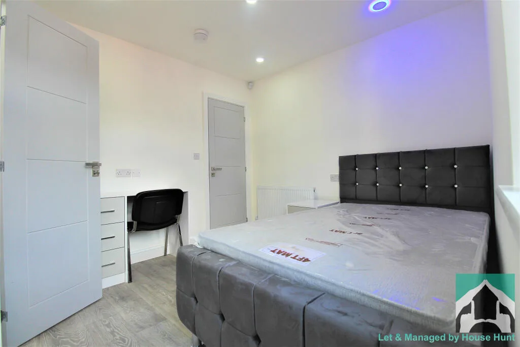 8 bedroom terraced house for rent