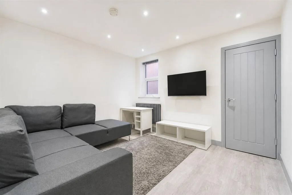 6 bedroom house for rent