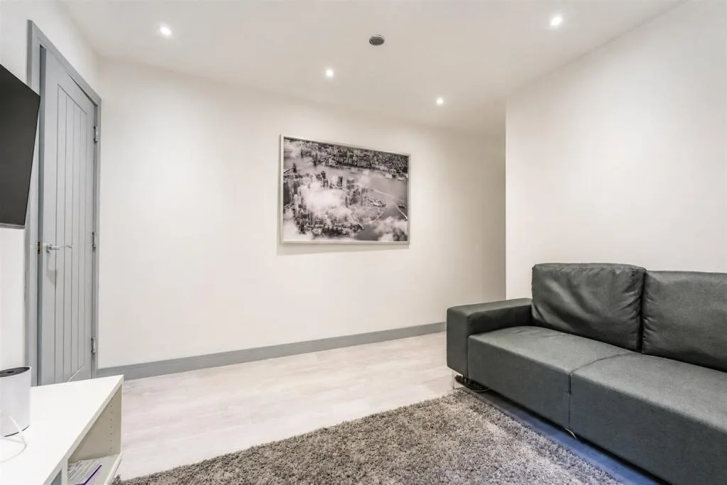 6 bedroom house for rent