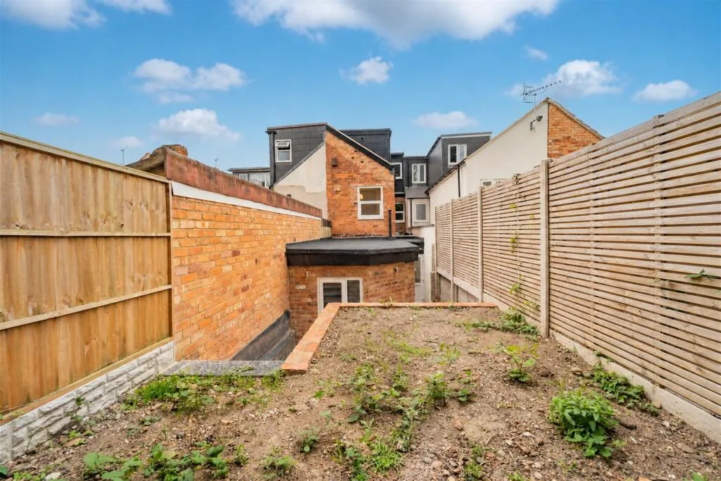 6 bedroom house for rent