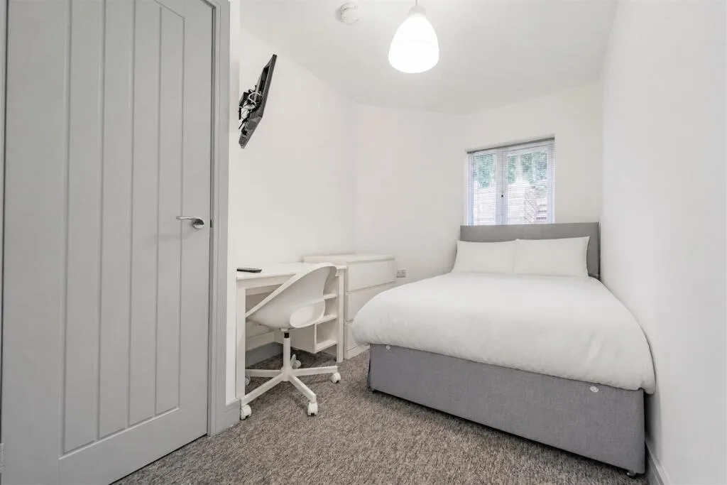 6 bedroom house for rent