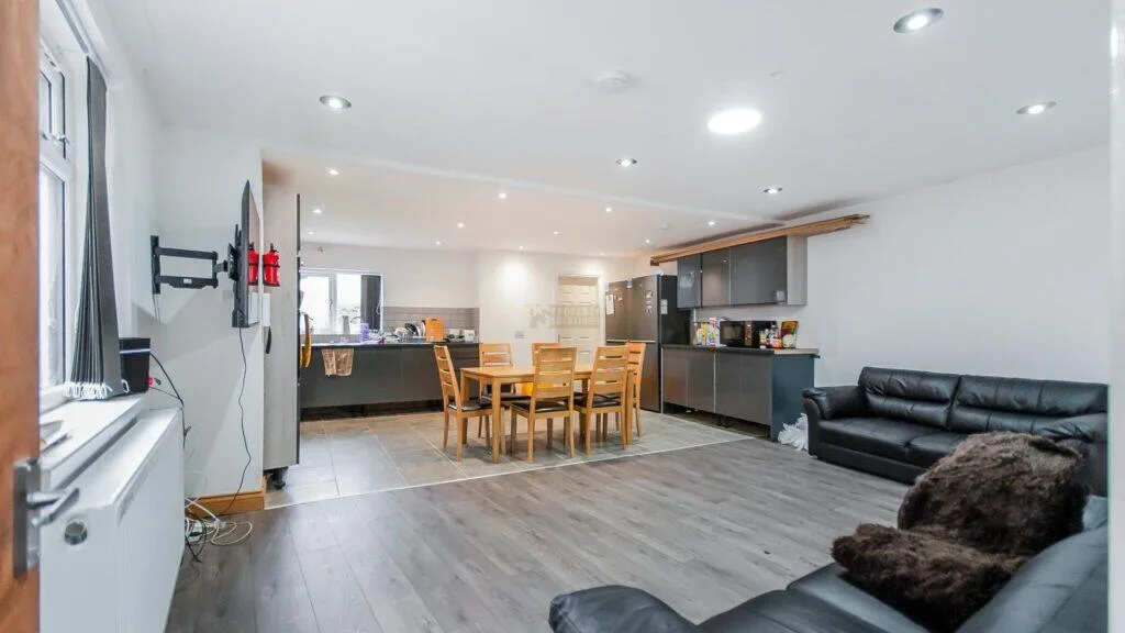 6 bedroom terraced house for rent