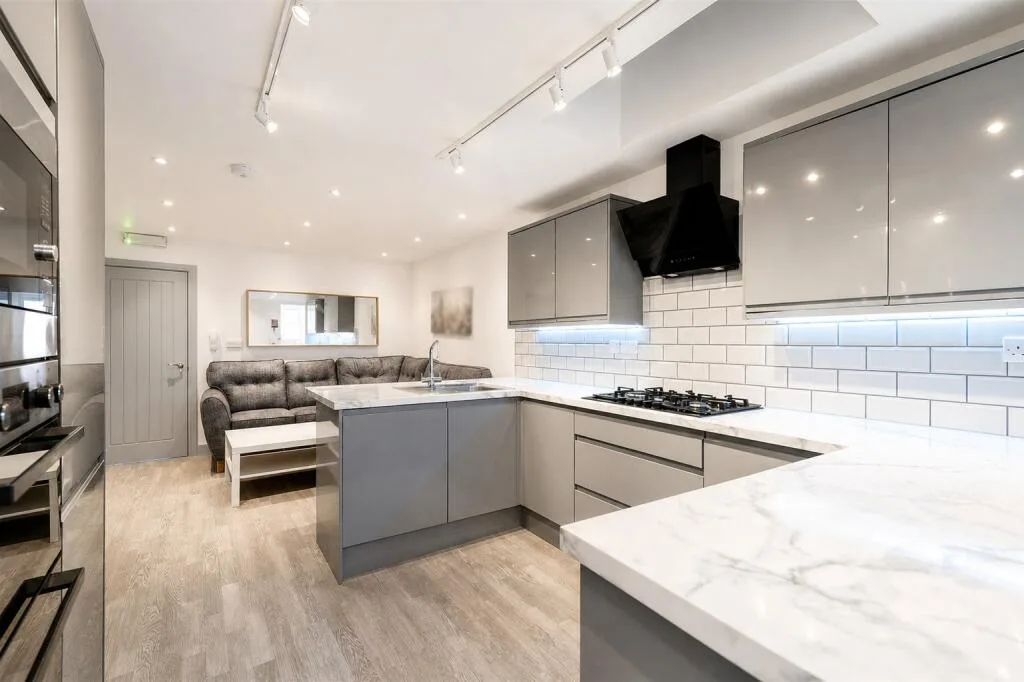 6 bedroom house for rent
