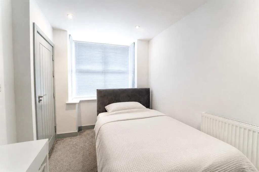 6 bedroom house for rent