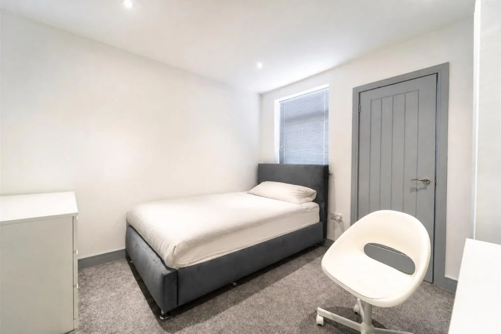 6 bedroom house for rent