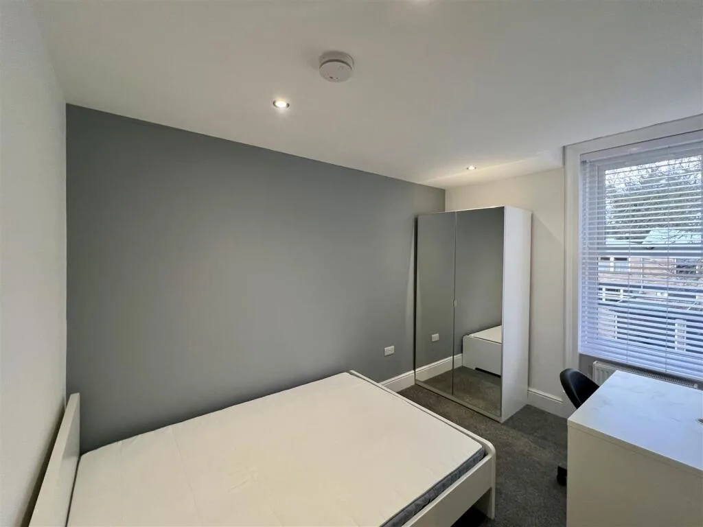 6 bedroom terraced house for rent