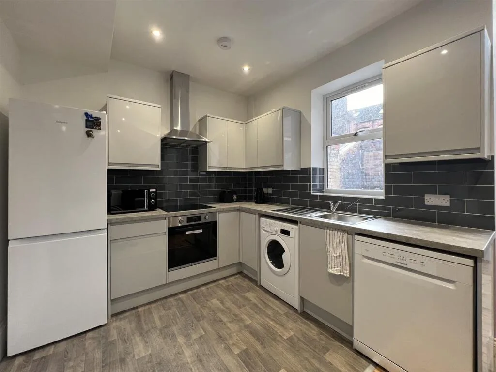 6 bedroom terraced house for rent