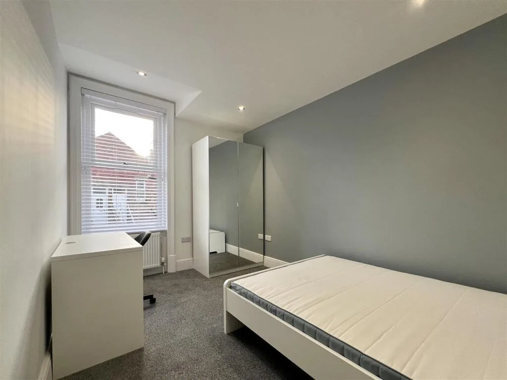6 bedroom terraced house for rent
