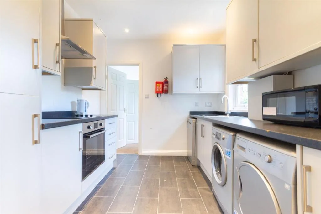 6 bedroom house for rent