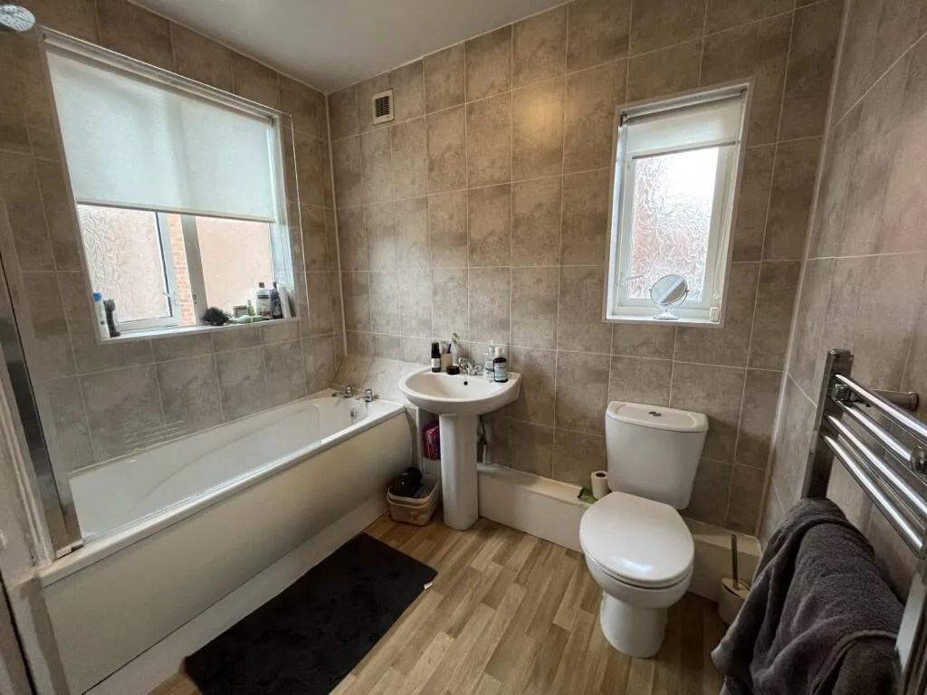4 bedroom semi-detached house for rent