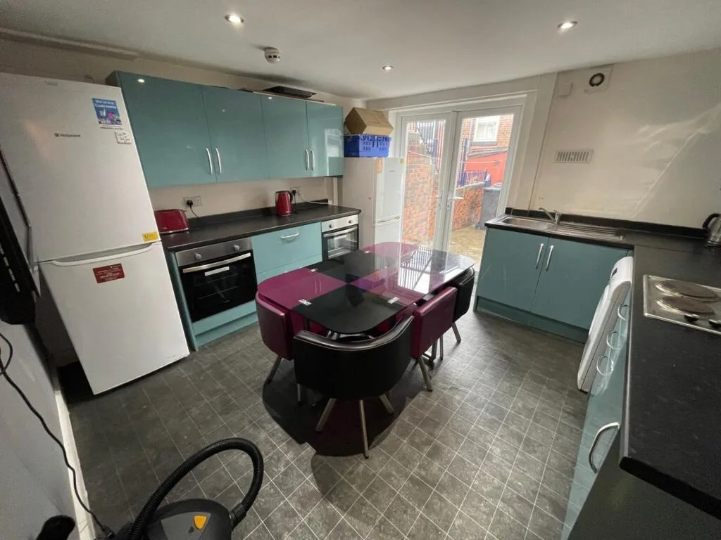 5 bedroom terraced house for rent