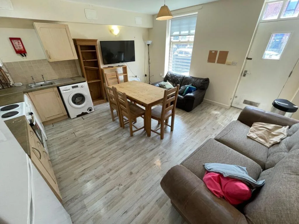 5 bedroom terraced house for rent