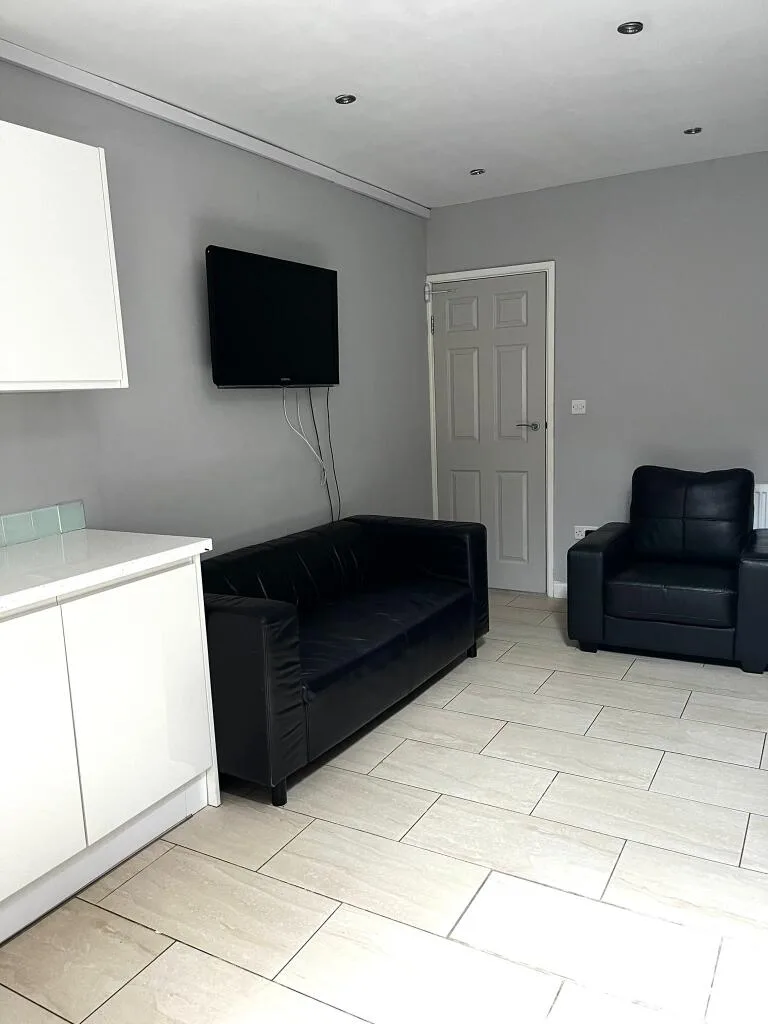 6 bedroom house for rent