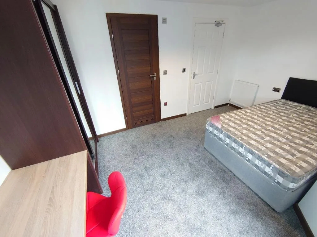 6 bedroom terraced house for rent