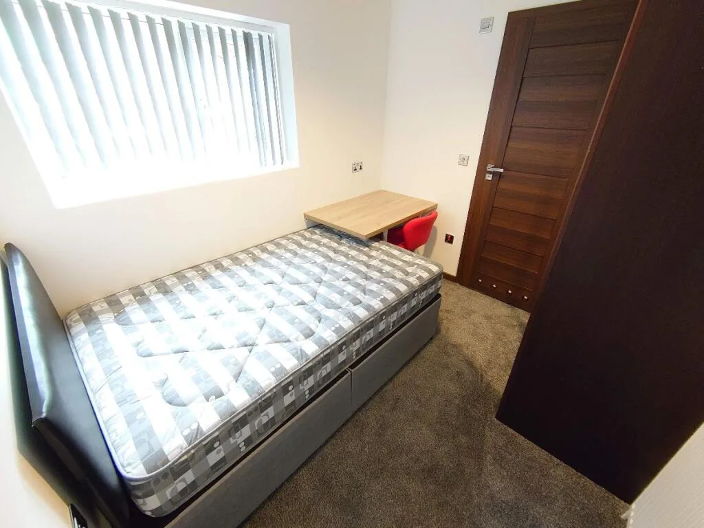 6 bedroom terraced house for rent