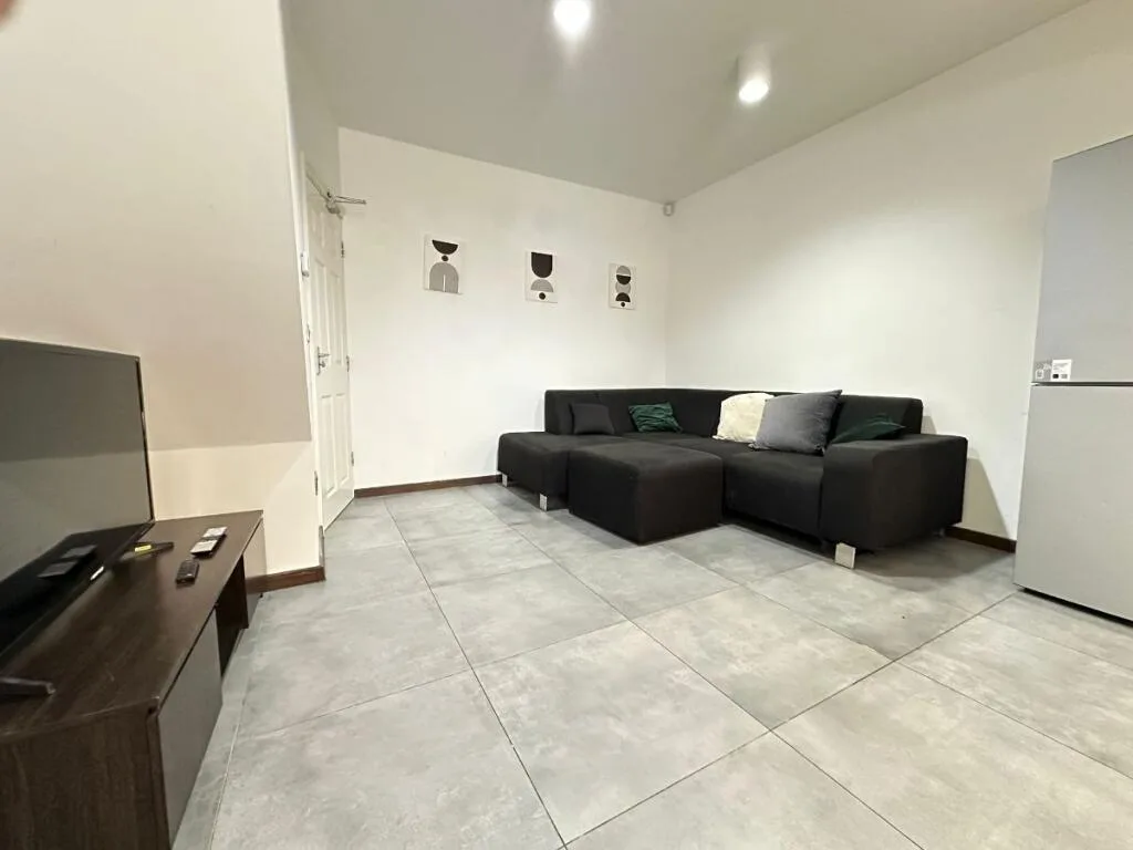 5 bedroom terraced house for rent