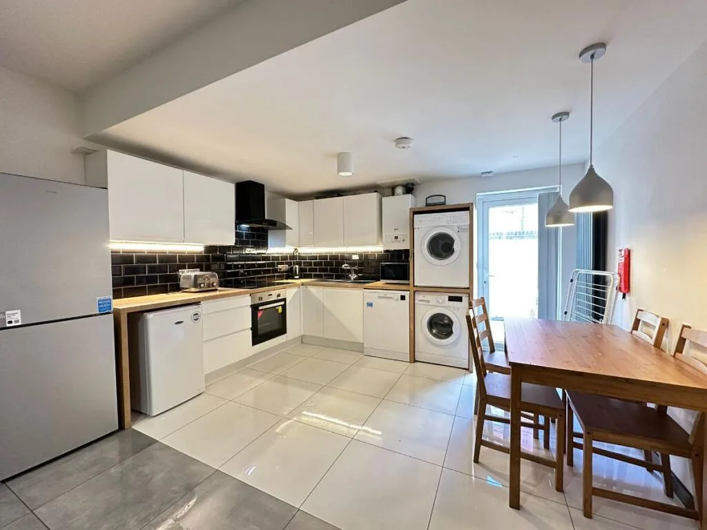 5 bedroom terraced house for rent