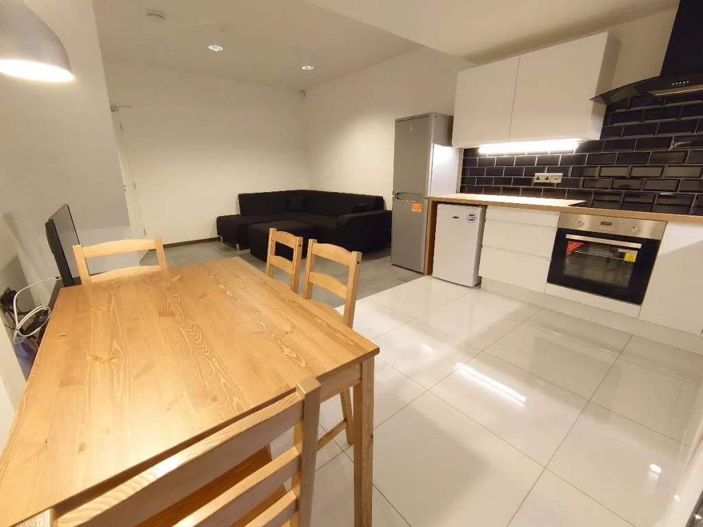 5 bedroom terraced house for rent
