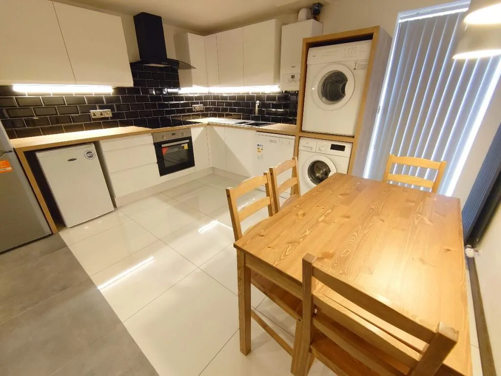 5 bedroom terraced house for rent