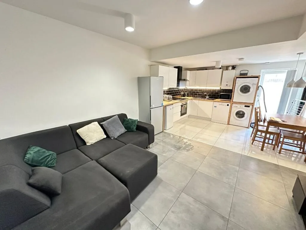 5 bedroom terraced house for rent