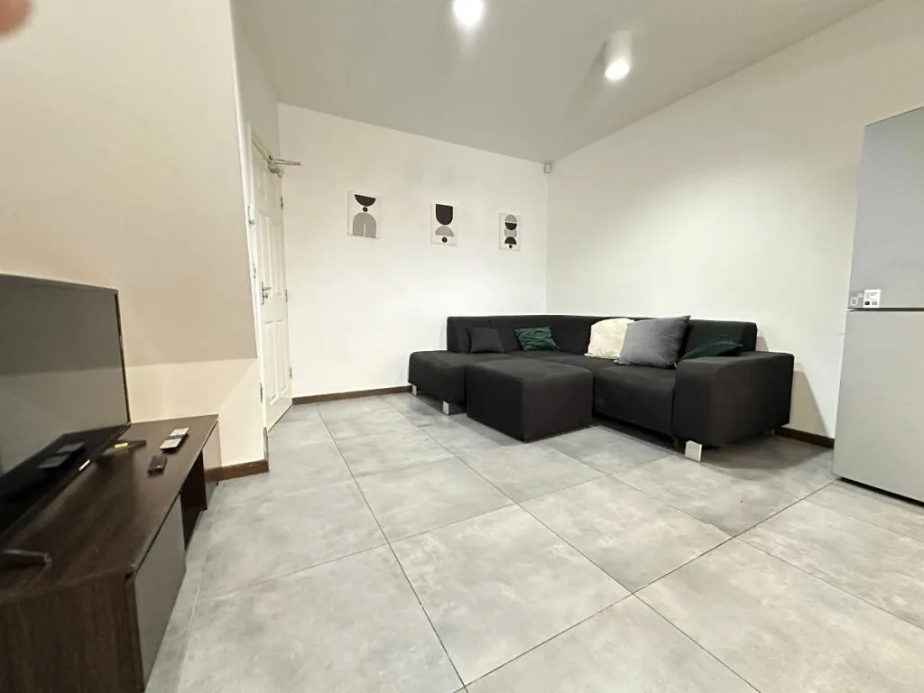 5 bedroom terraced house for rent