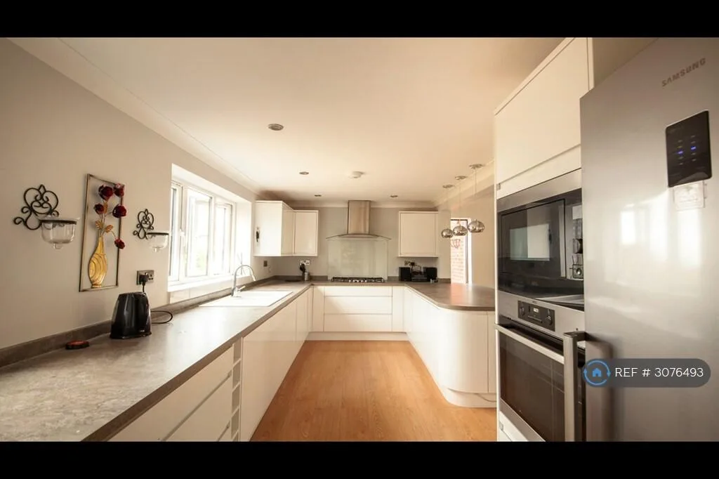 5 bedroom detached house for rent