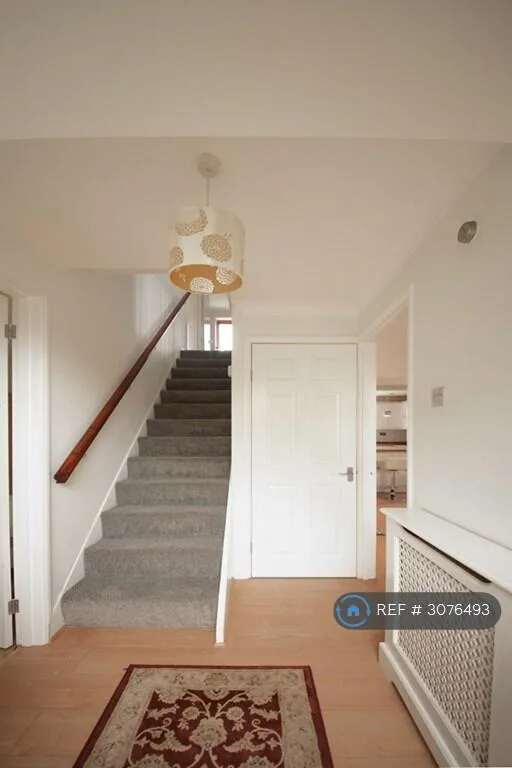 5 bedroom detached house for rent