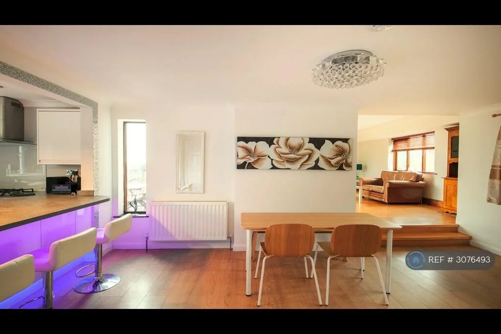 5 bedroom detached house for rent