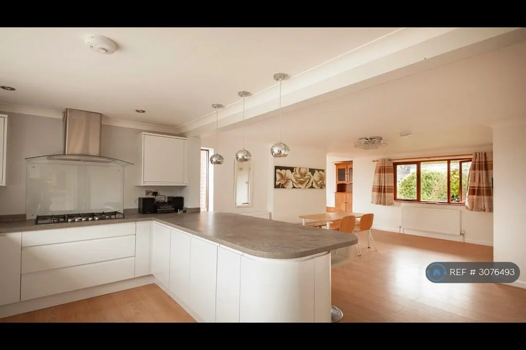 5 bedroom detached house for rent