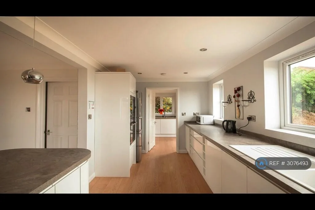 5 bedroom detached house for rent