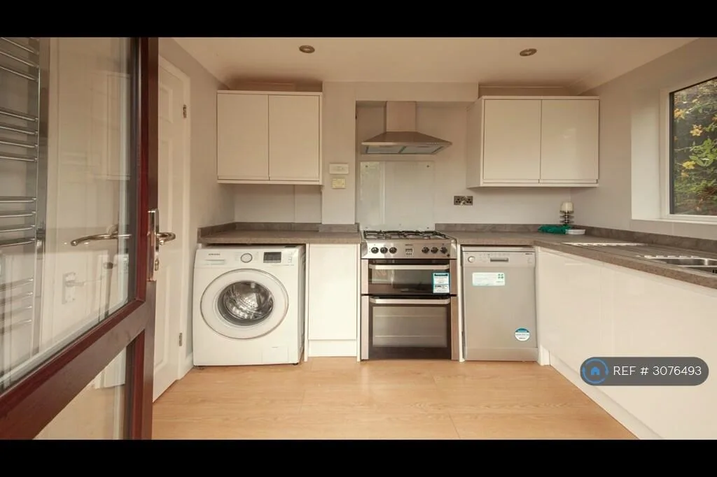 5 bedroom detached house for rent