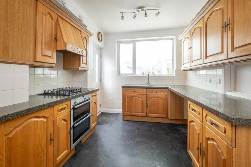 5 bedroom semi-detached house for rent