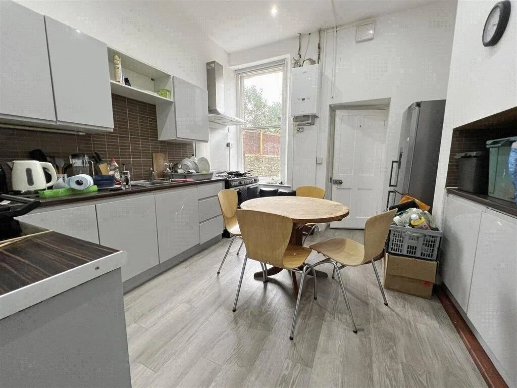 10 bedroom semi-detached house for rent
