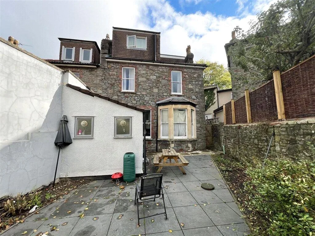 10 bedroom semi-detached house for rent