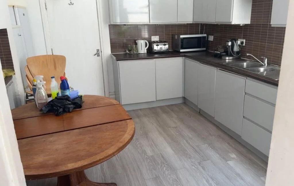 10 bedroom semi-detached house for rent