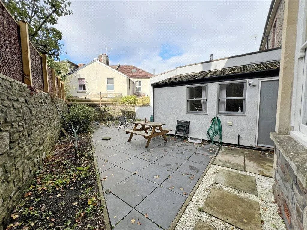 10 bedroom semi-detached house for rent