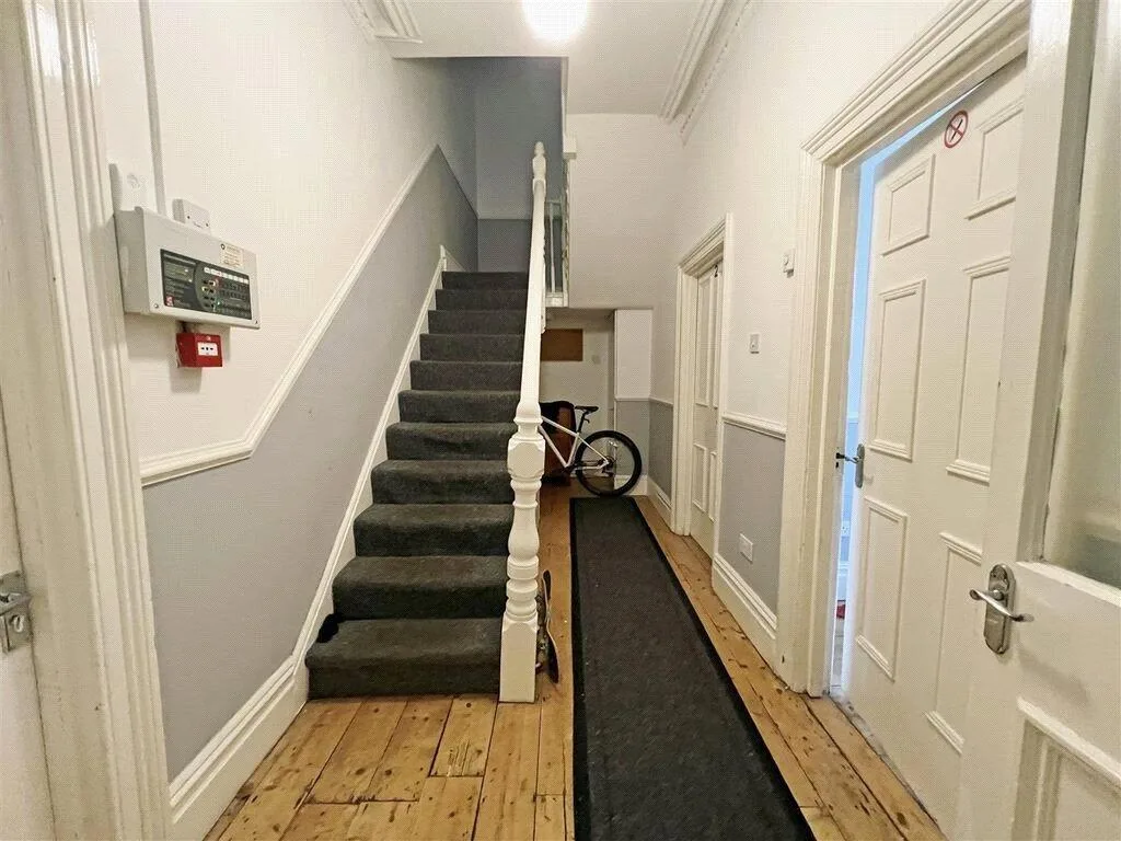 10 bedroom semi-detached house for rent