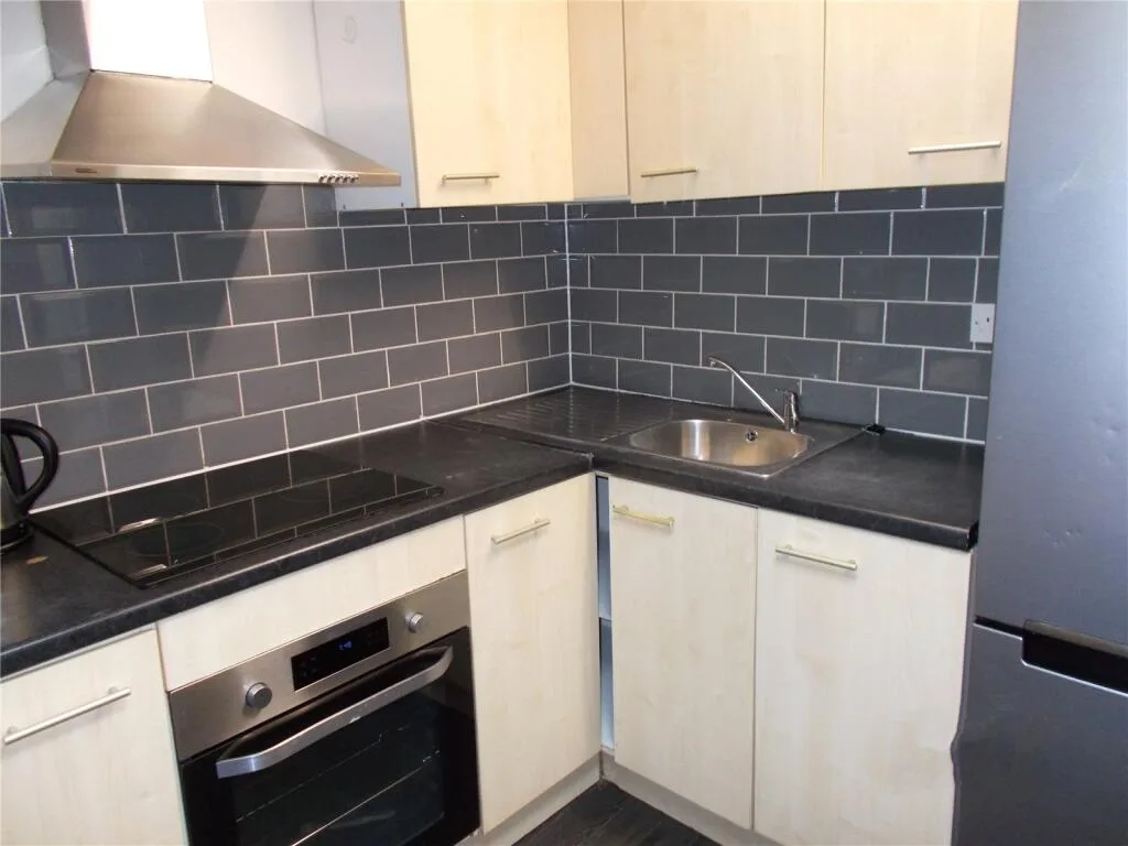 6 bedroom maisonette for rent