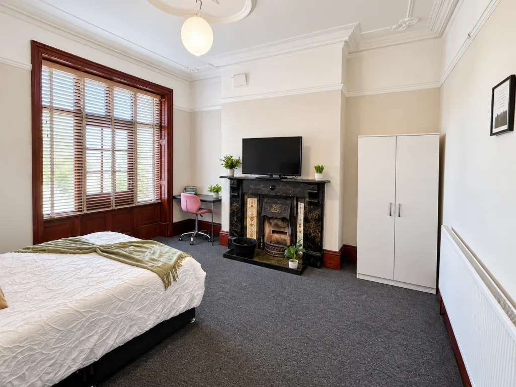 6 bedroom house for rent