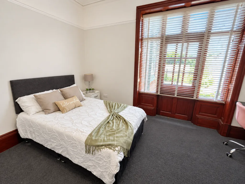 6 bedroom house for rent