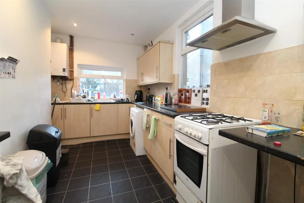 3 bedroom private hall for rent